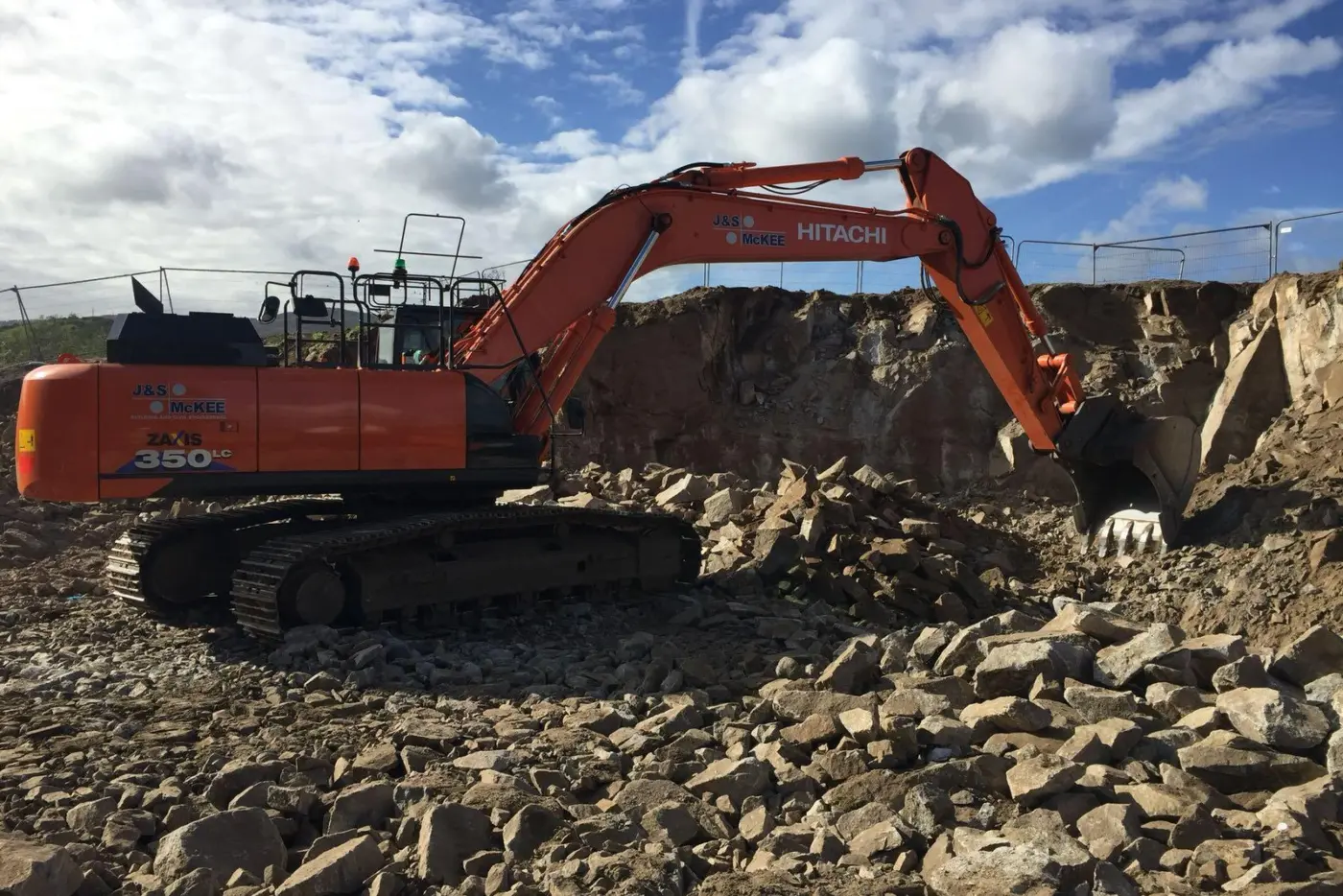 Hitachi 350 LC clearing broken rock